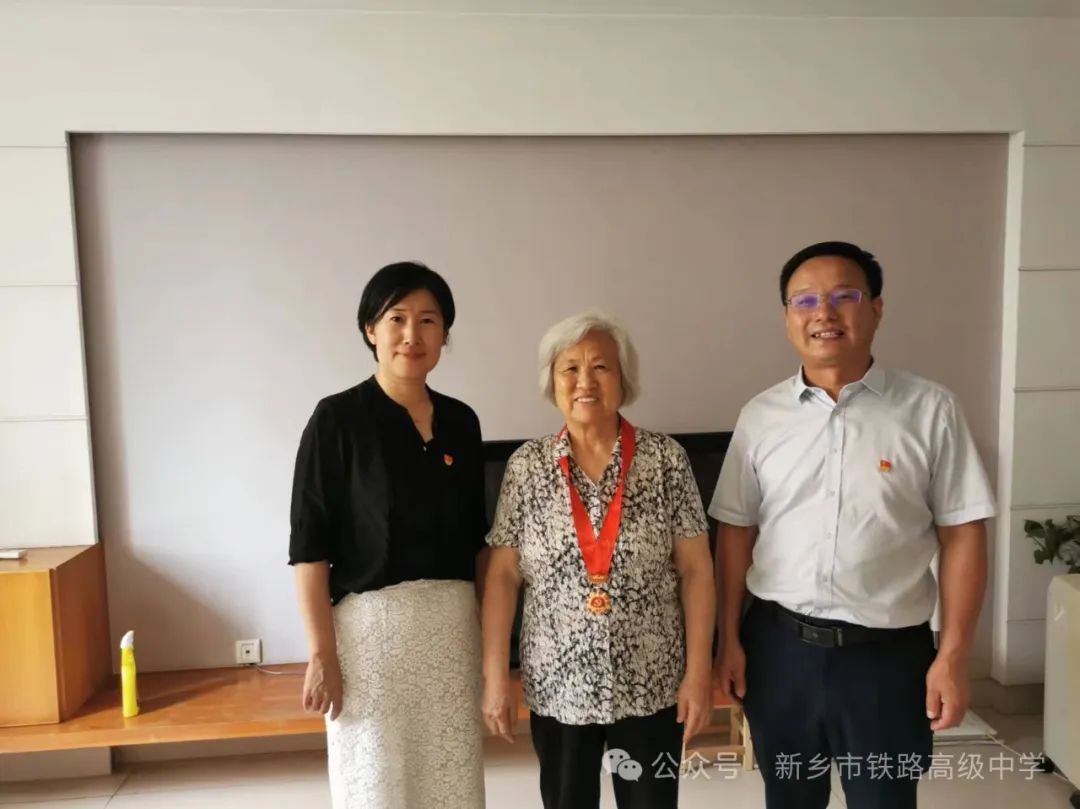 看望老党员 党情暖心田
